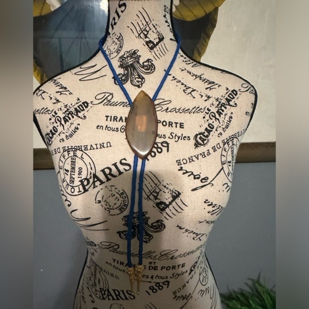 Bennet patent pending bolo tie with agate stone. Silver tone roadrunner. Vintage